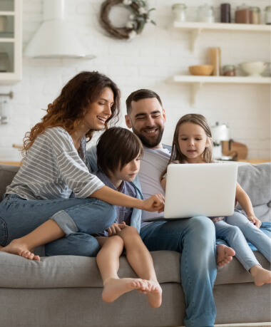 familia-em-um-sofa-mexendo-no-notebook